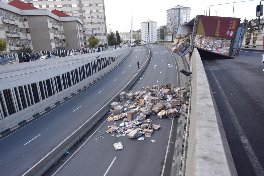 Un camión vuelca en A Coruña y pierde parte de su mercancía, provocando retenciones