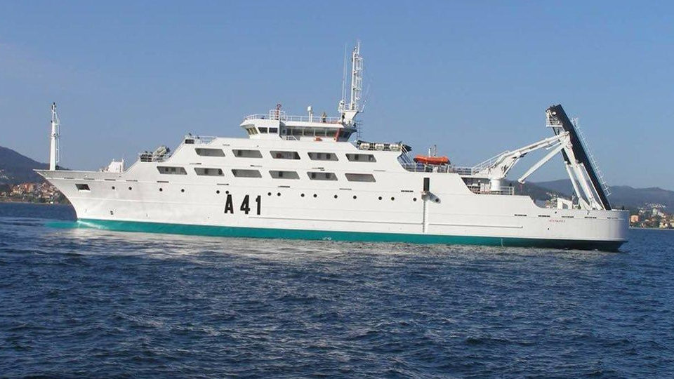 Un pesquero se hunde en la ría de Vigo tras colisionar con el buque escuela “Intermares”