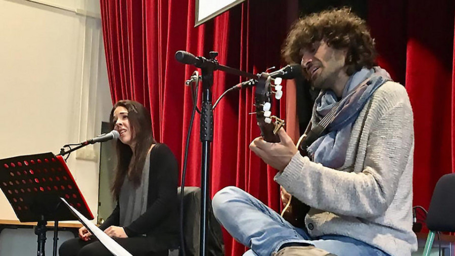 Iris Gey y Xoán Curiel cierran este sábado en Moeche el programa “Castelo de Sons”