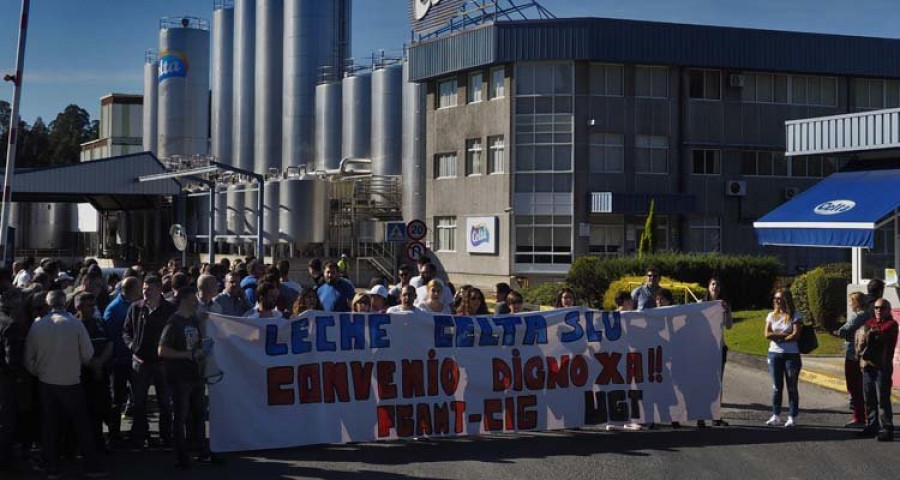 La plantilla de Leche Celta en Campolongo paraliza la factoría con una protesta de cuatro horas