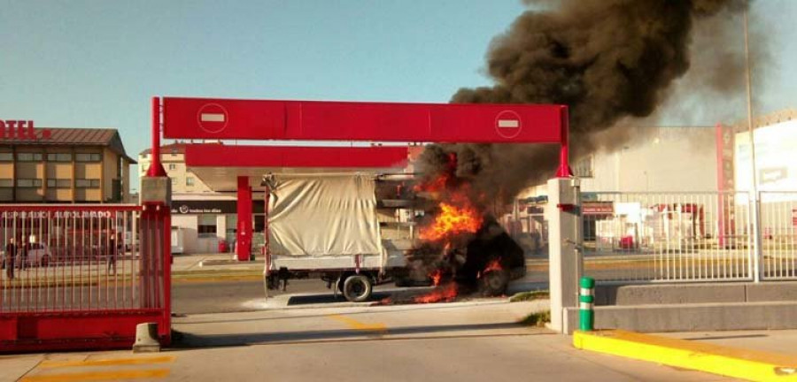 Un camión con material inflamable arde en el polígono de A Gándara