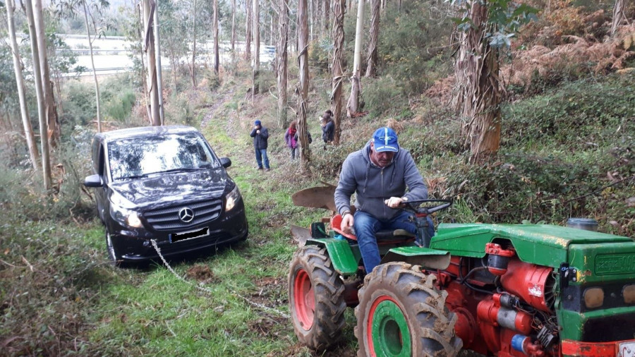 Quedan atrapados en una pista forestal de Coirós tras guiarse por el GPS