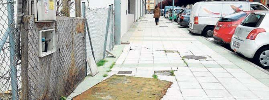 La AVV de Transancos demanda a Ferrol el arreglo de una acera en la calle Xaquín Bruquetas