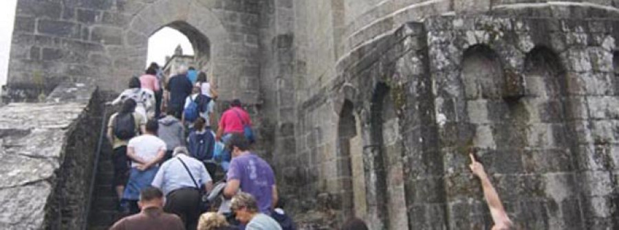 A CAPELA-El monasterio de Caaveiro no pierde turistas ni en Navidad