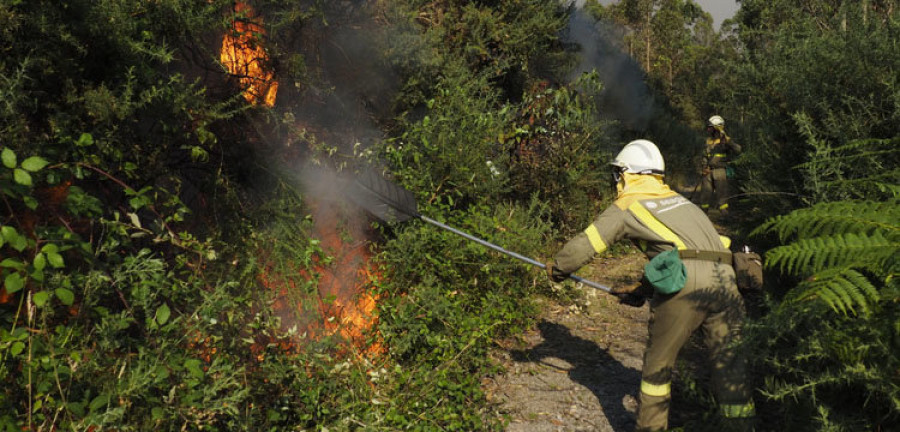 Bomberos forestales de la Xunta se sienten “atados de pies y manos” por un contrato de tres meses