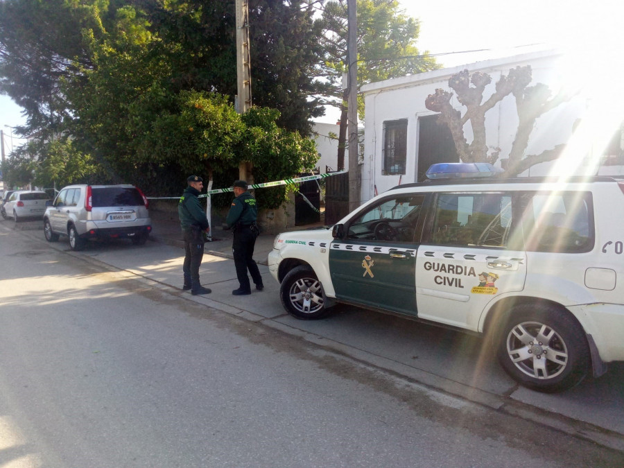 Le golpea con una hoz, le corta un dedo y le arranca dos dientes tras una disputa en un bar de Carral