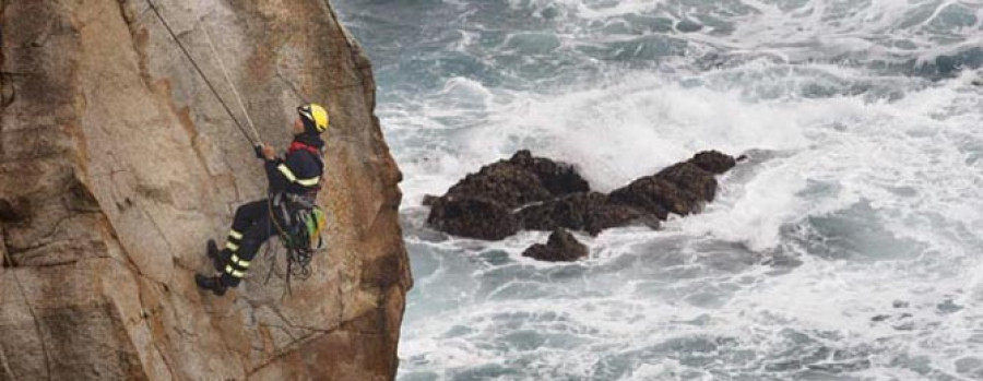 Los Bomberos realizaron un exitoso simulacro de rescate  de un escalador en Cabo Prior