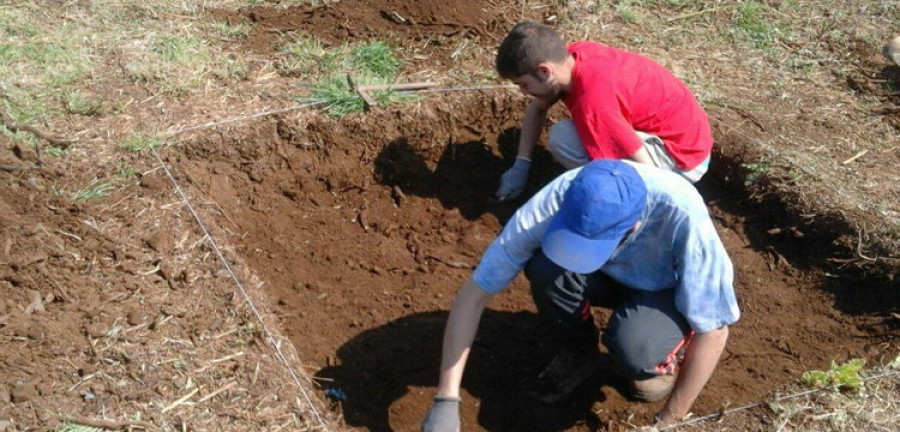 CEDEIRA.- Hallan restos de cerámica, un foso y dos murallas en Campo do Castro