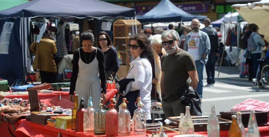 El buen tiempo anima a los vecinos  a participar en la fiesta de Os Maios