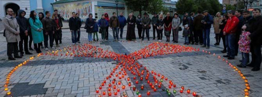 Velas y flores para recordar  a las víctimas de Chernóbil