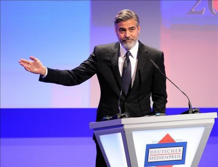 Las autoridades iraníes cierran un diario por una foto de George Clooney defendiendo la publicación "Charlie Hebdo"