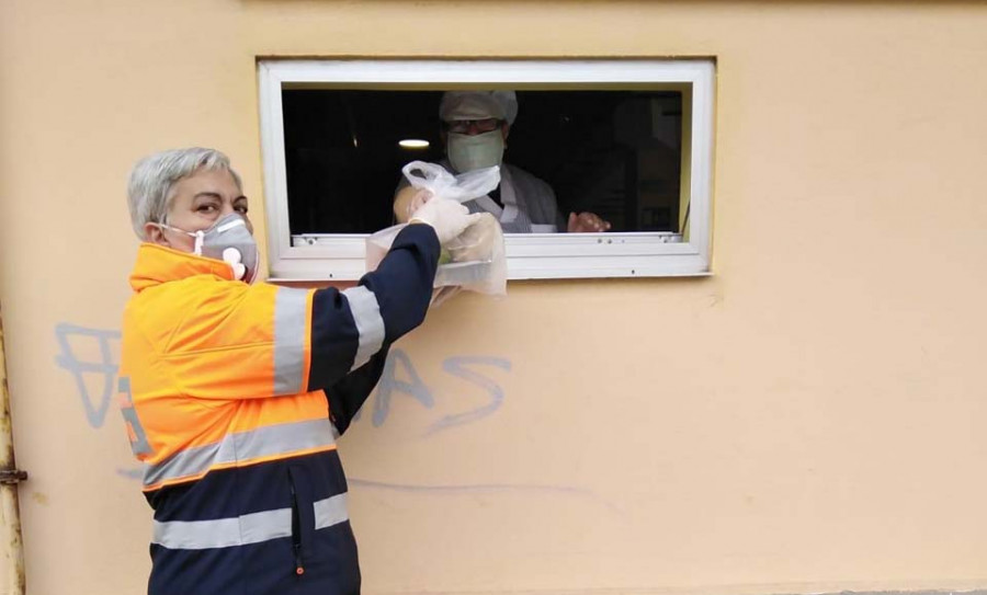 Personal del Speis, Protección Civil y voluntarios de Narón se vuelcan con los necesitados