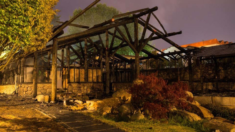 Investigan las causas del incendio del complejo termal de A Chavasqueira