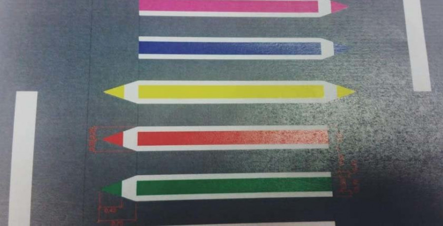 Pasos de cebra con lápices de colores y aparcamiento exprés para la entrada de los colegios de la ciudad