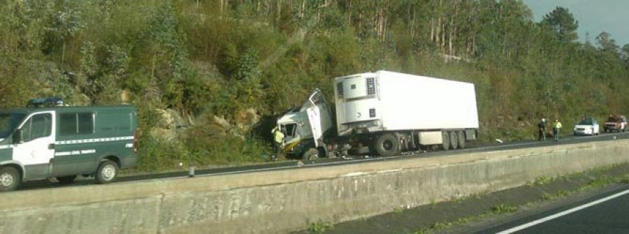 El conductor de un camión resulta herido en una salida de vía en San Sadurniño