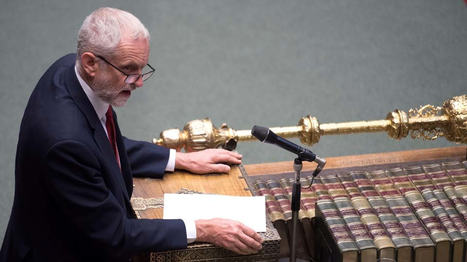 Corbyn cede a la presión y pedirá al nuevo primer ministro tory otro referéndum del Brexit