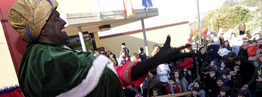 Los Reyes Magos se despidieron ayer de la comarca con actos en los concellos de Cabanas y Cerdido