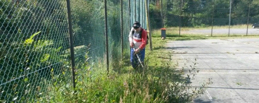 Críticas a la demora de los trabajos de limpieza viaria puestos ayer en marcha por el Concello