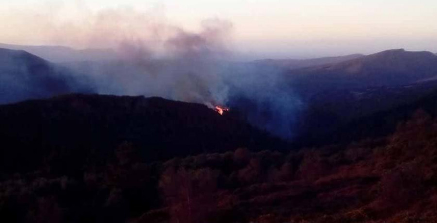 Un incendio forestal arrasa más de 20 hectáreas de monte en el municipio de Ortigueira