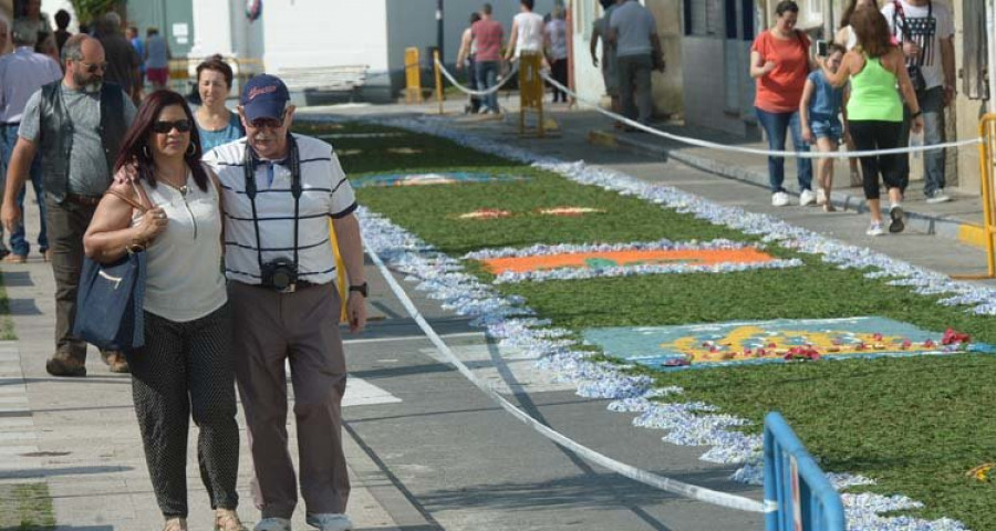 Cientos de personas desafían el calor en la cita con las alfombras de Ares