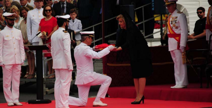 La fragata “Cristóbal Colón” recibe su bandera de combate en Huelva