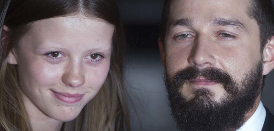 Shia LaBeouf y Mia Goth afianzan su relación con una boda en Las Vegas