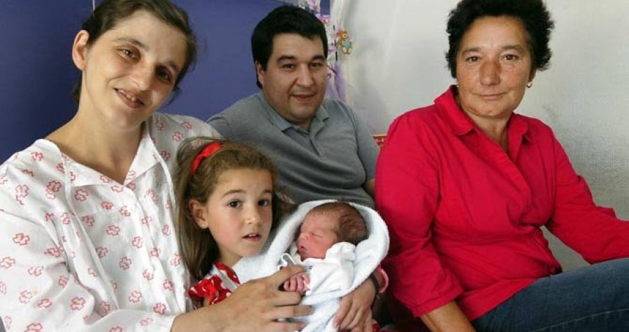 Nace un bebé que supone la quinta generación viva de una familia de O Val