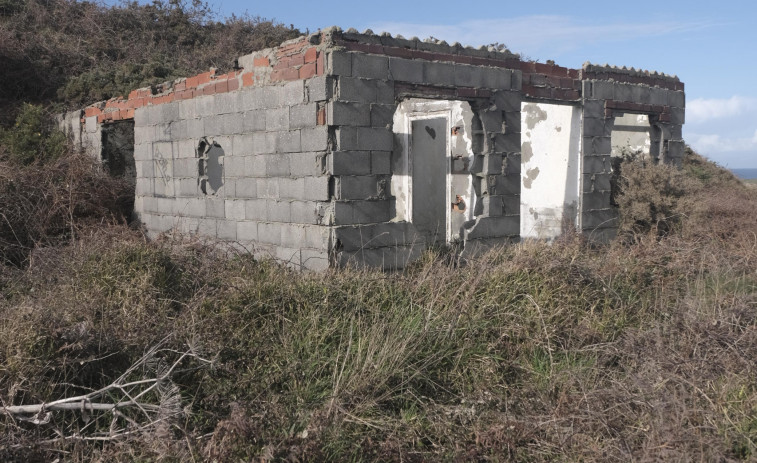 Las ruinas de las casetas de San Xurxo acumulan años a la espera de su retirada