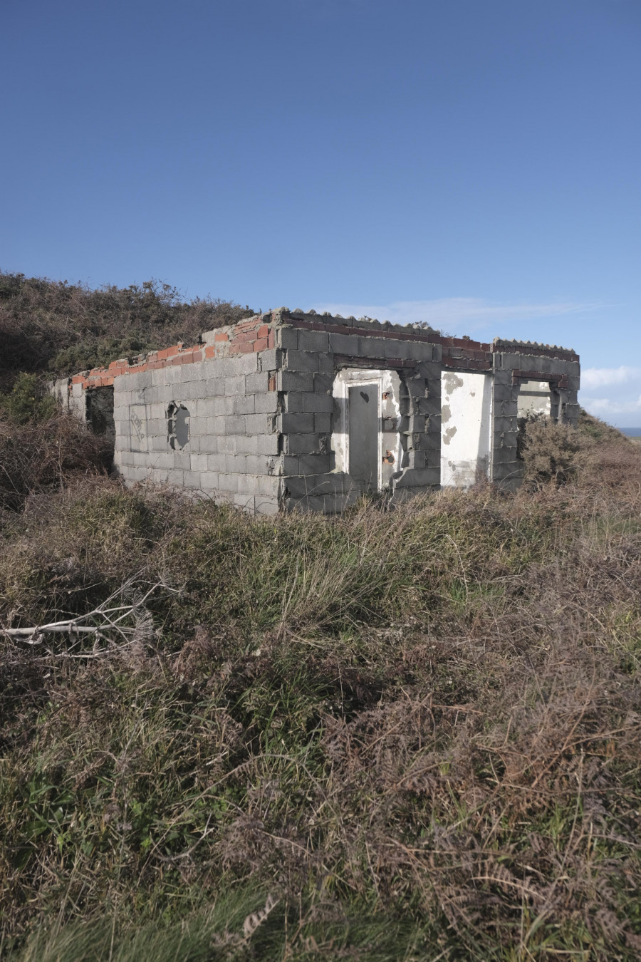 Las ruinas de las casetas de San Xurxo acumulan años a la espera de su retirada