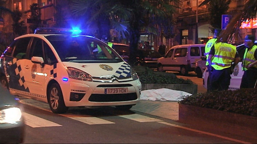 Muere un hombre de 92 años en Vigo al ser atropellado por un motorista, que se encuentra herido grave