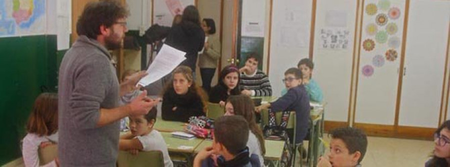 Alumnos do colexio Isaac Peral puxeron fin á obra colectiva xurdida de “O conto viaxeiro”