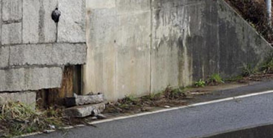 El desprendimiento de piedras de un talud obliga a cortar el acceso a la AP-9 desde Basanta