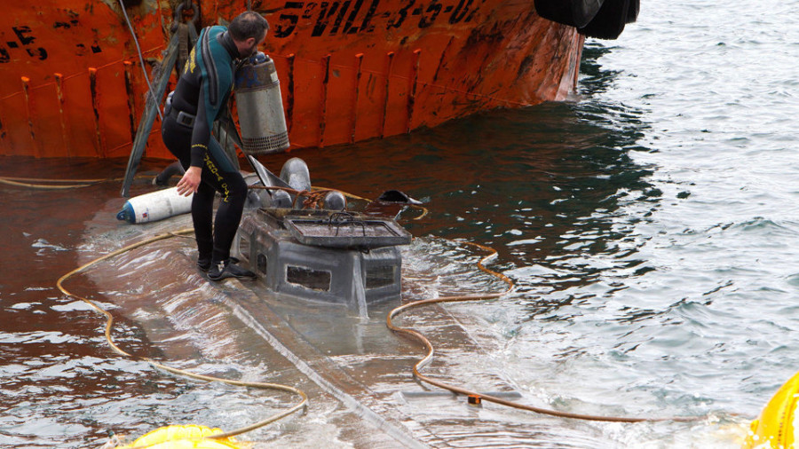 El submarino cargado con droga se hunde tras ser remolcado a puerto