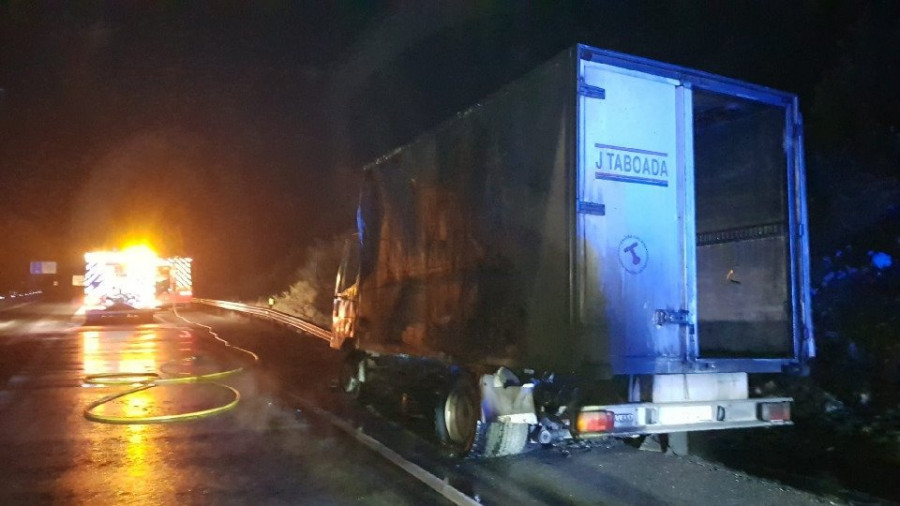 El incendio de un camión cargado de paja a la altura de As Nogais obliga a interrumpir un carril de la A-6