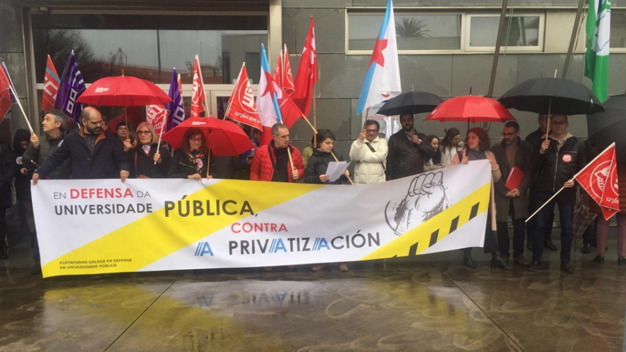 Concentración no campus de Ferrol en contra da creación da universidade privada de Galicia