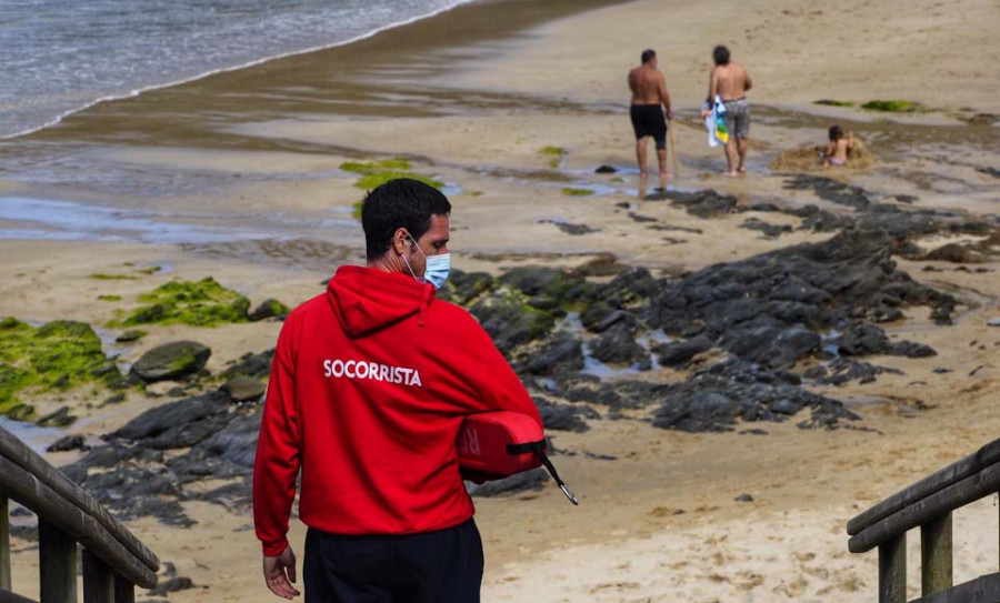 Lluvia para inaugurar el socorrismo en las playas, que se ampliará en julio