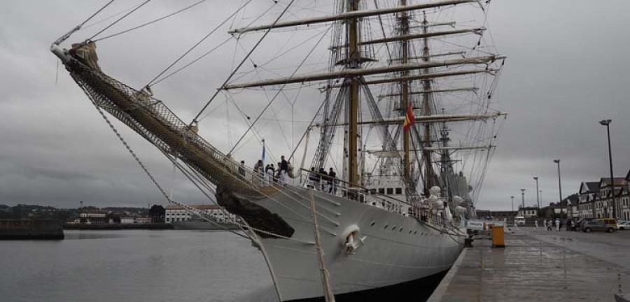 La ciudad naval acoge al buque insignia de la Armada argentina