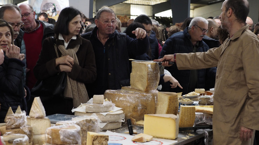 El Ayuntamiento de Onís premia a Moeche por la promoción de sus quesos