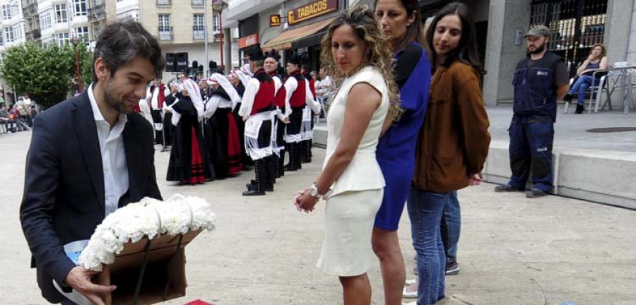 El alcalde recuerda a las víctimas de Angrois en el acto de ofrenda por el Día de Galicia