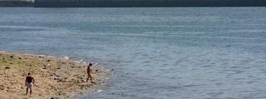 Sanidade califica de “insuficiente” la calidad del agua de ocho playas de la zona
