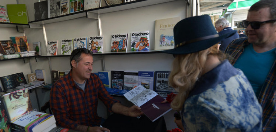 La Feria del Libro de Ferrol se despidió ayer con claveles rojos y un balance positivo de visitantes