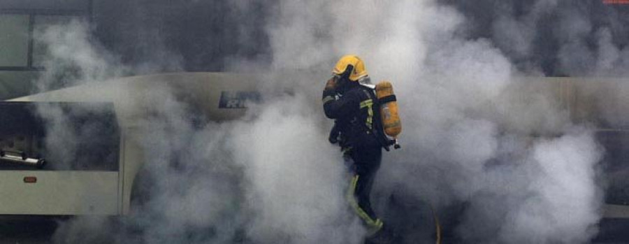 Arde un autobús de Rialsa 	que cubría la línea de Covas