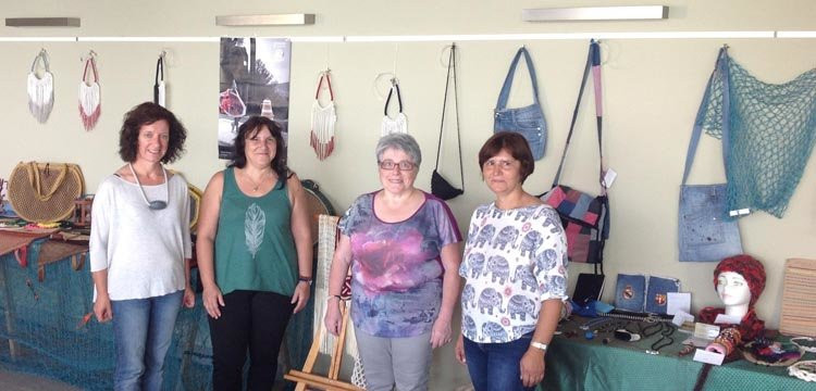 Cedeira- Las redeiras de Cariño ponen su oficio al servicio de la  artesanía