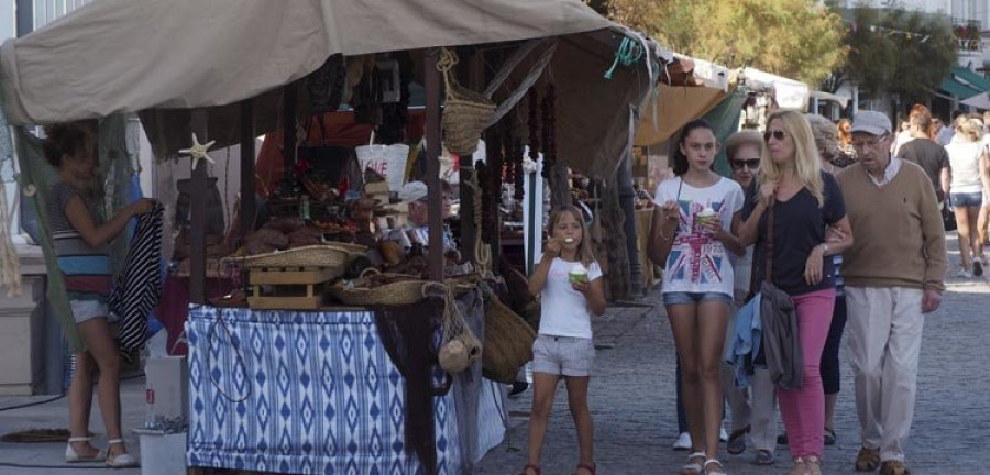 La Feira Mariñeira de Ares comienza con gran afluencia de público a la villa