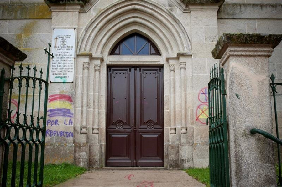 Pintadas a favor república en la Iglesia de Maside de Ourense