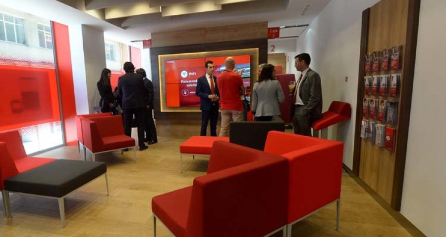 El Banco Santander inaugura en Ferrol su prima oficina inteligente “Smart Red”