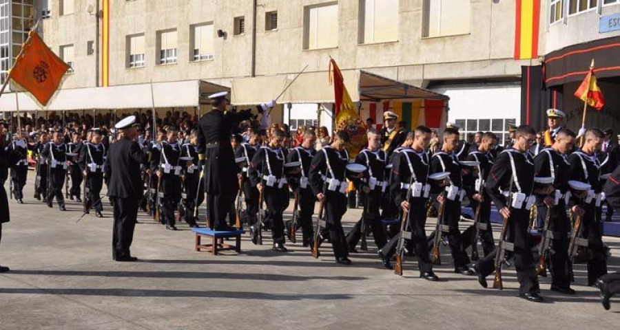 Un total de 176 marineros de las escuelas ferrolanas juraron bandera en la “Antonio de Escaño”