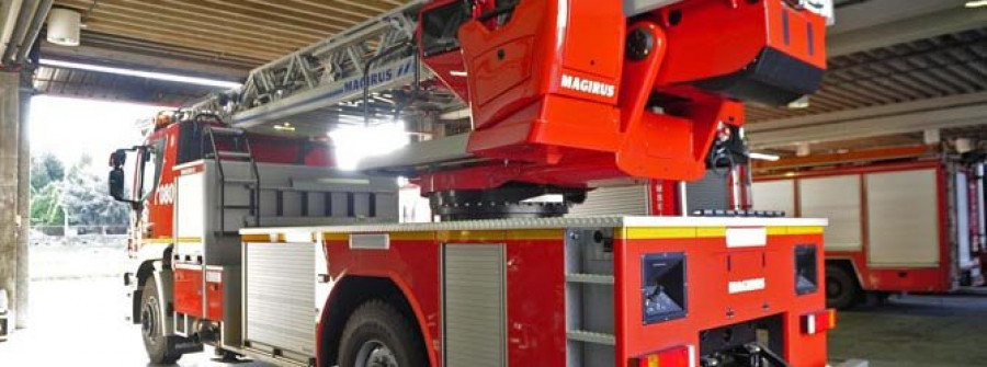 La nueva autoescalera de los bomberos de Ferrol lleva tres meses inmovilizada