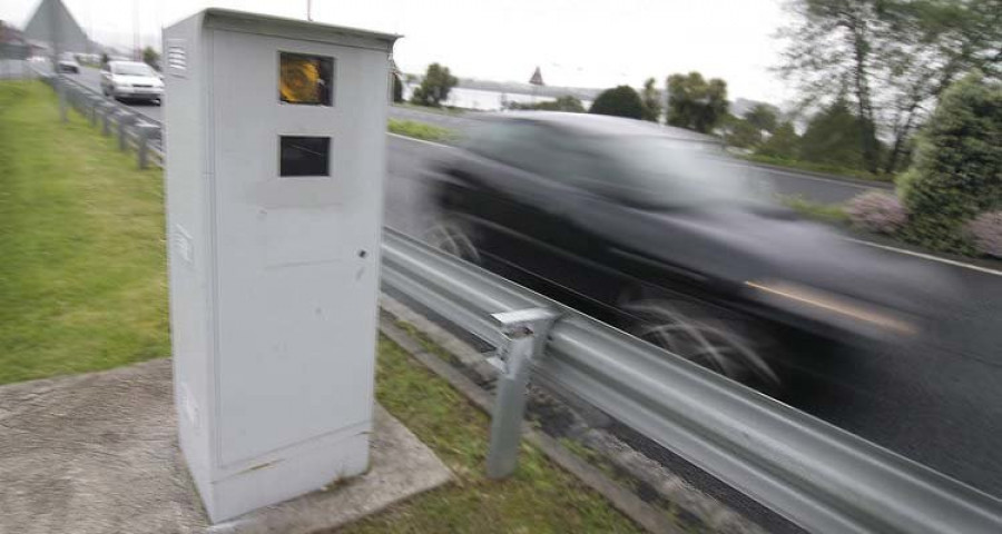 Investigan a un joven que circulaba sin carné a más 140 kilómetros por hora en As Pías