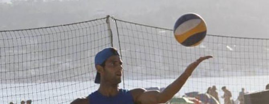 El lago pontés se estrena como pista de voley playa